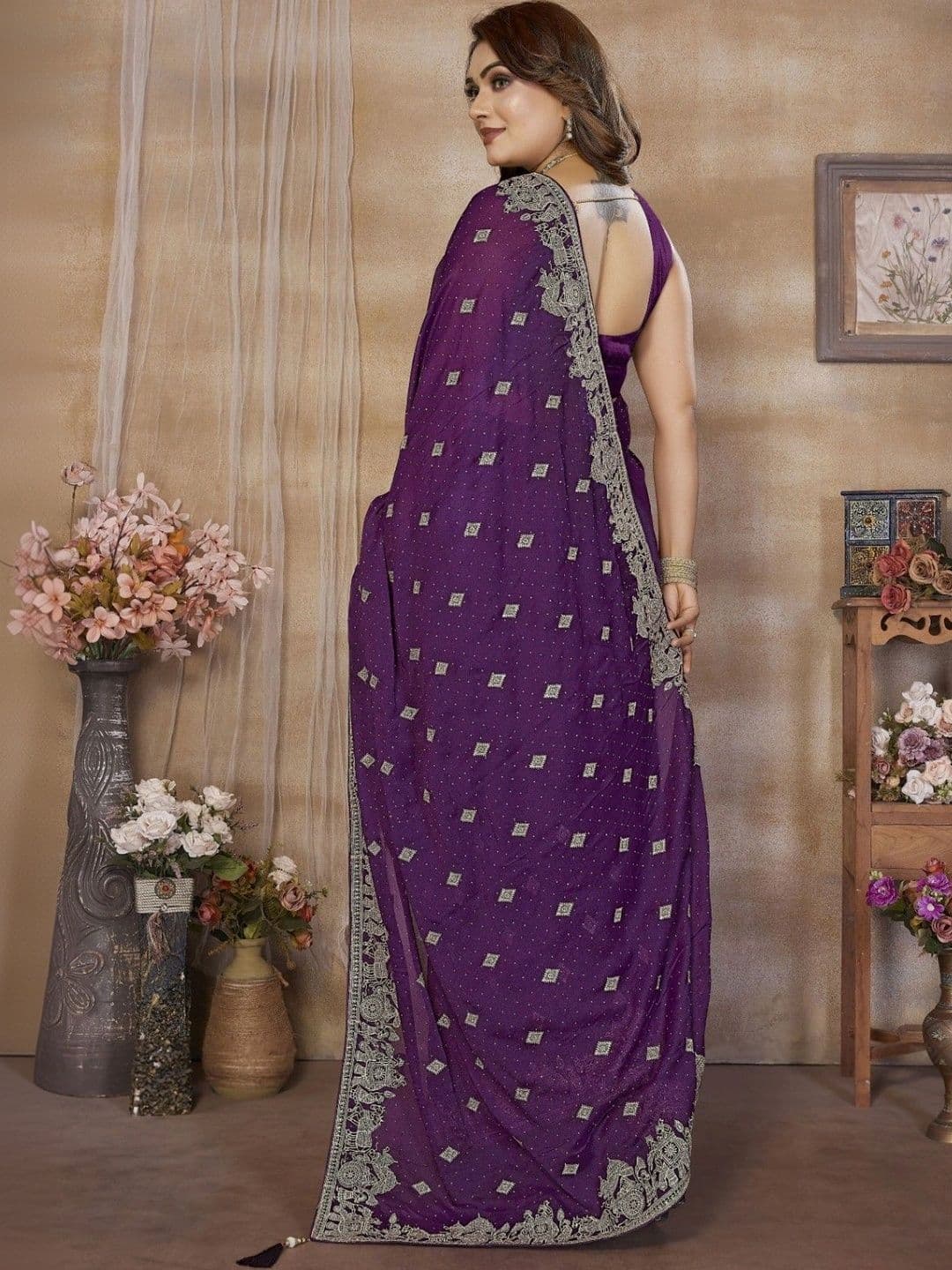 Leelavati Ethnic Motifs Embroidered Pure Georgette Saree thumbnail 5