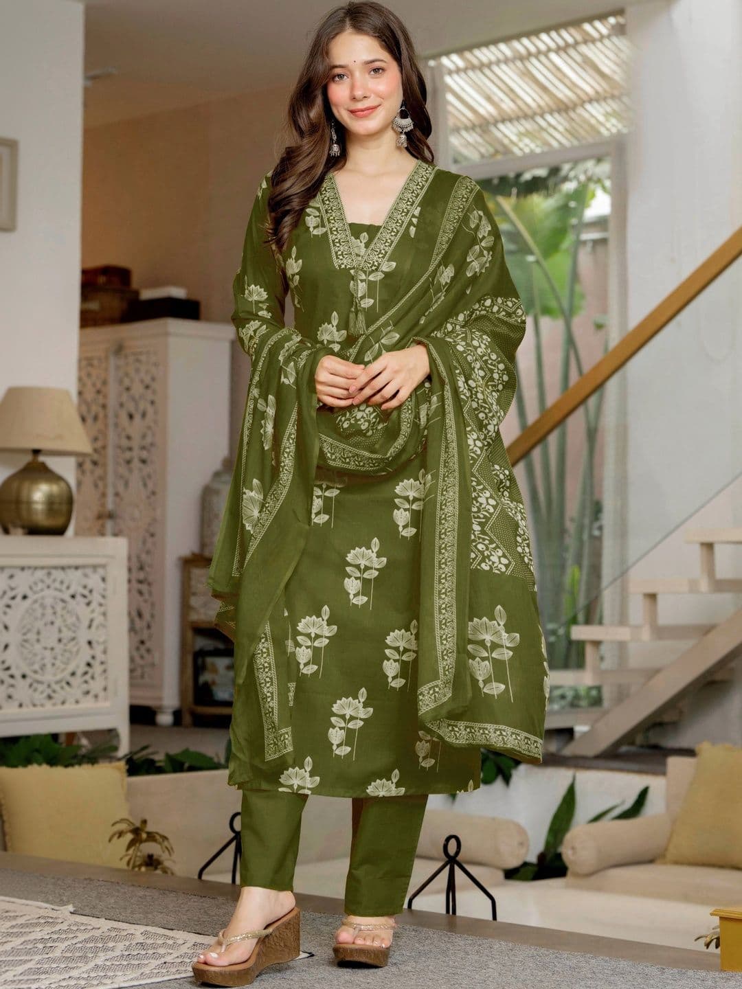 PARTHVI Women Floral Printed Regular Pure Cotton Kurta with Trousers & With Dupatta thumbnail 4