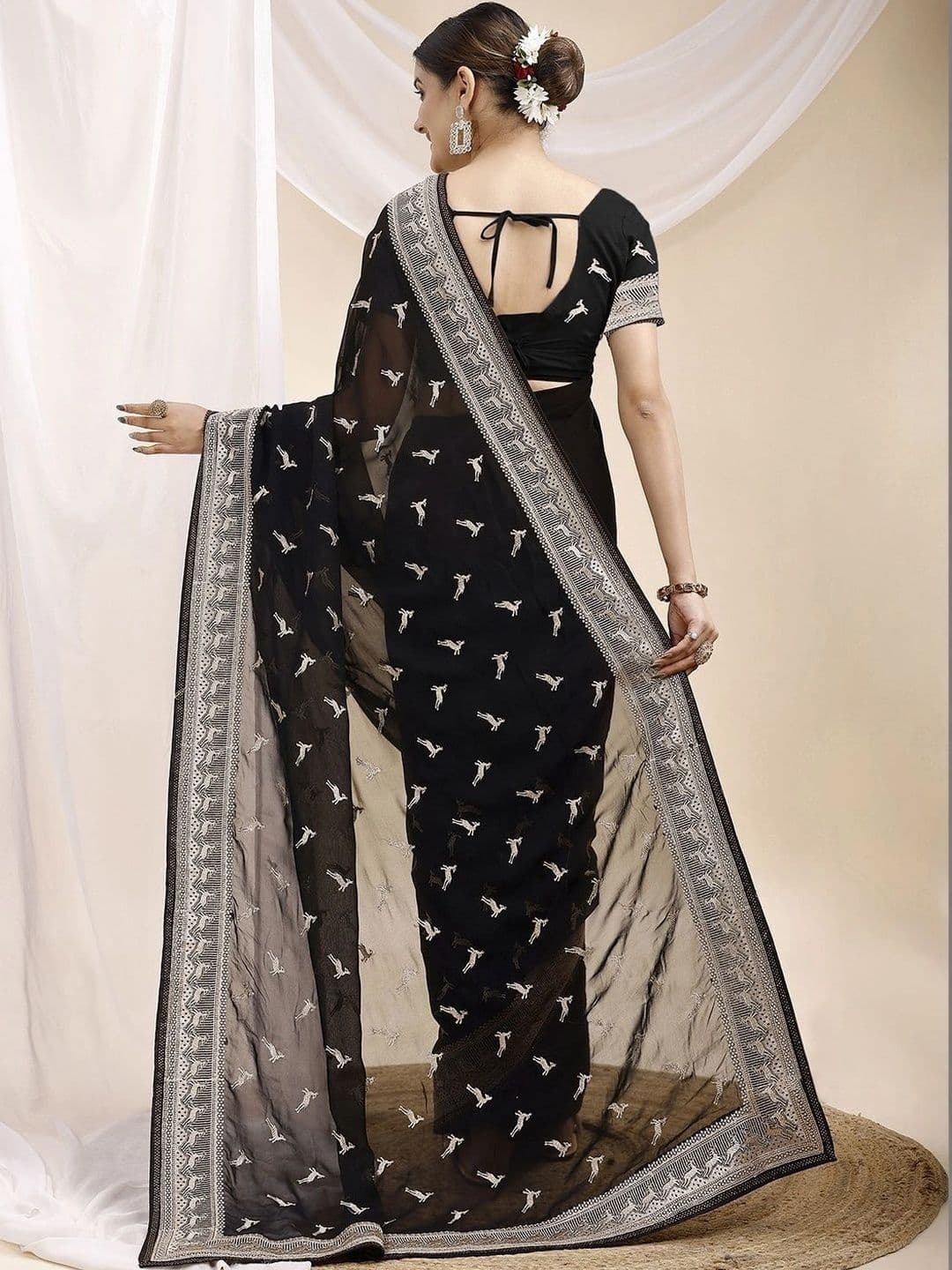 Leelavati Ethnic Motifs Embroidered Pure Georgette Saree thumbnail 3