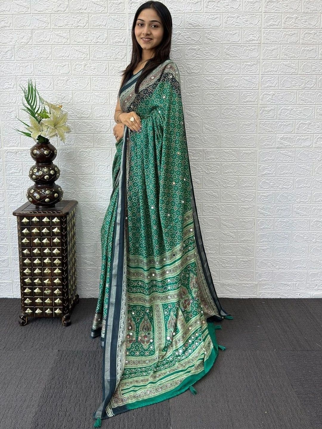 FABBRITY Bandhani Mirror Work Pure Cotton Designer Saree thumbnail 3