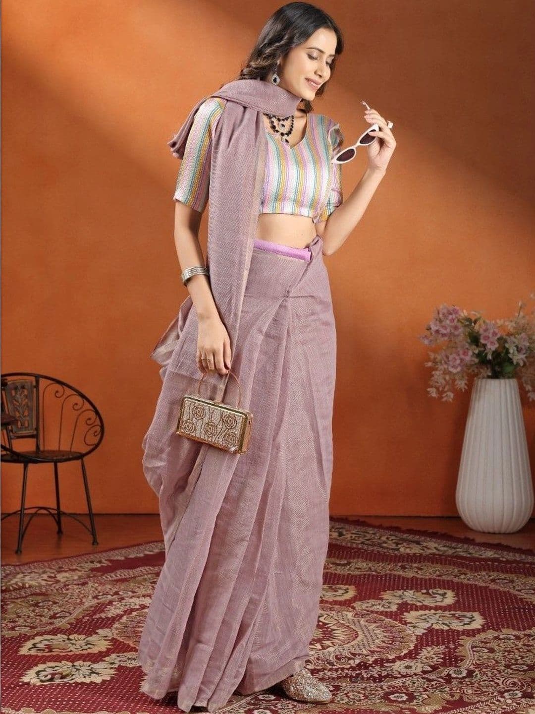 aeriebier Women Woven Design Zari Maheshwari Saree thumbnail 3