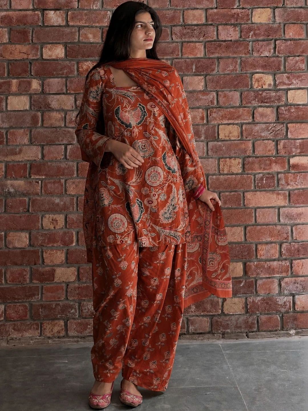 GoSriKi Women Floral Printed Regular Kurta with Patiala & With Dupatta thumbnail 2