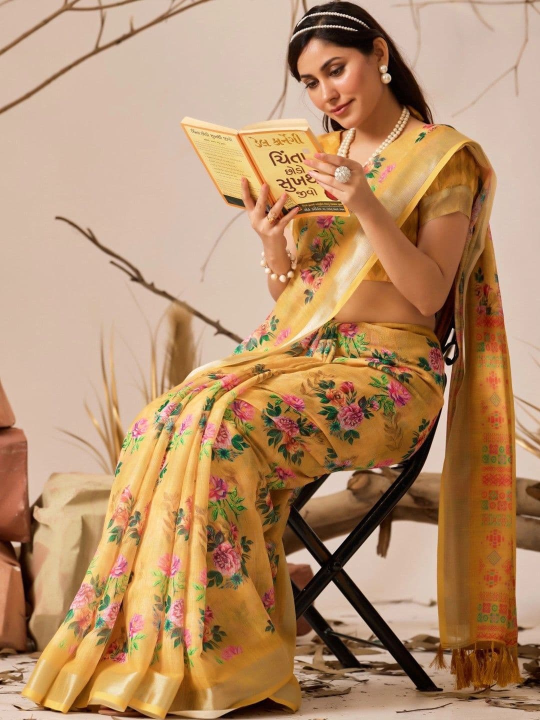 DIVASTRI Floral Zari Linen Blend Designer Saree thumbnail 2
