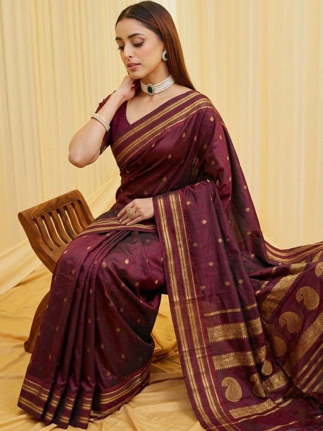 UMANTA Floral Zari Silk Blend Banarasi Saree thumbnail 2