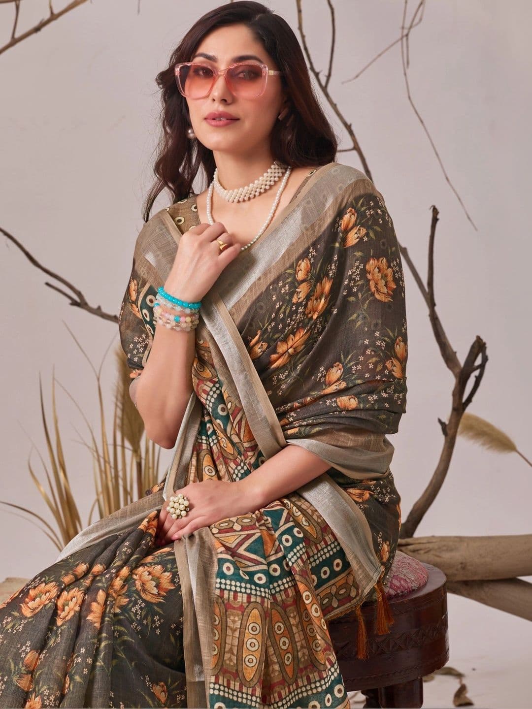 DIVASTRI Floral Linen Blend Designer Saree thumbnail 2