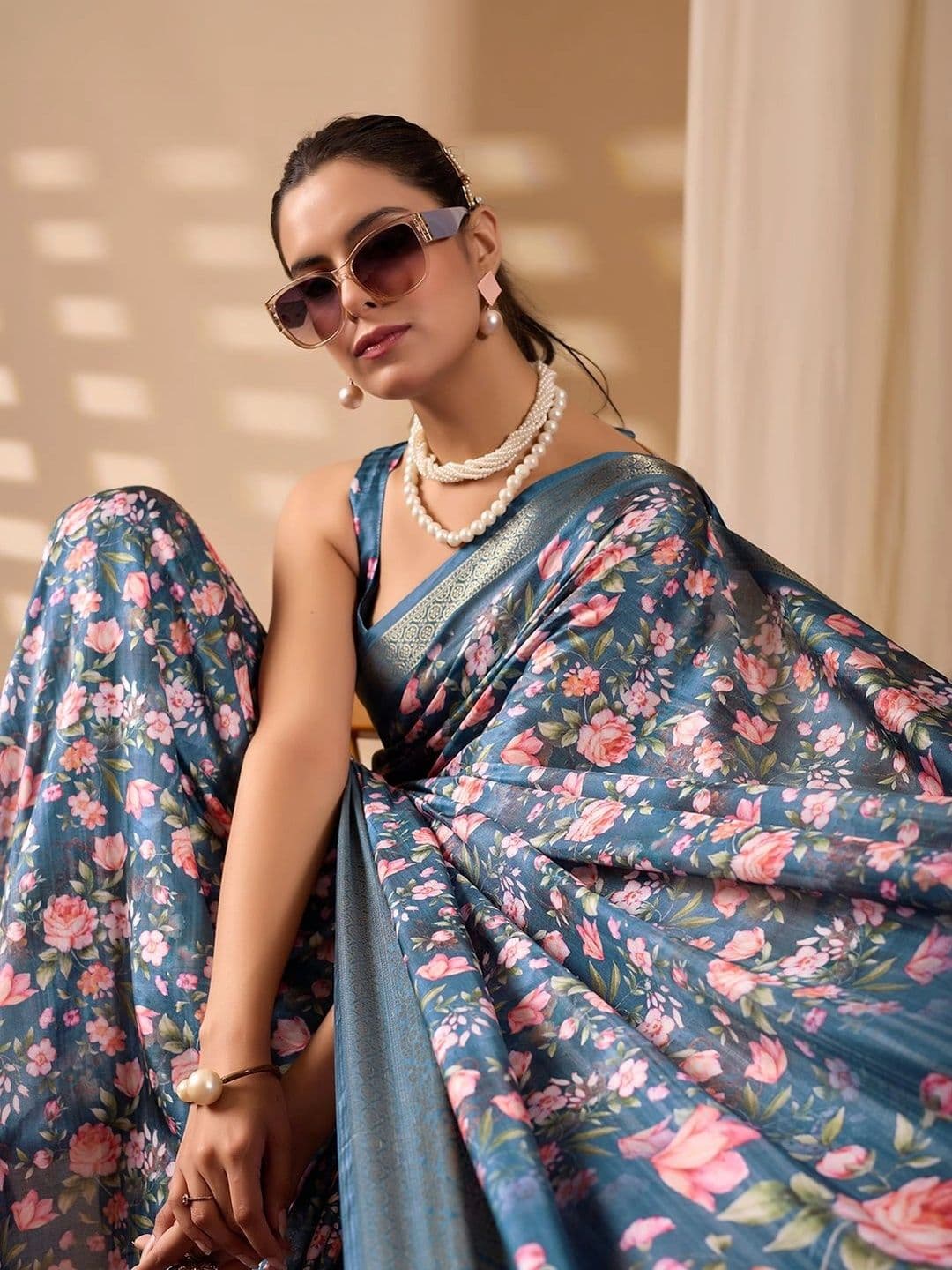 Mitera Floral Zari Silk Blend Designer Saree thumbnail 5