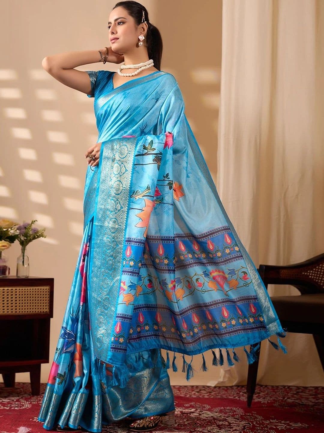 DIVASTRI Floral Zari Silk Blend Designer Saree thumbnail 5