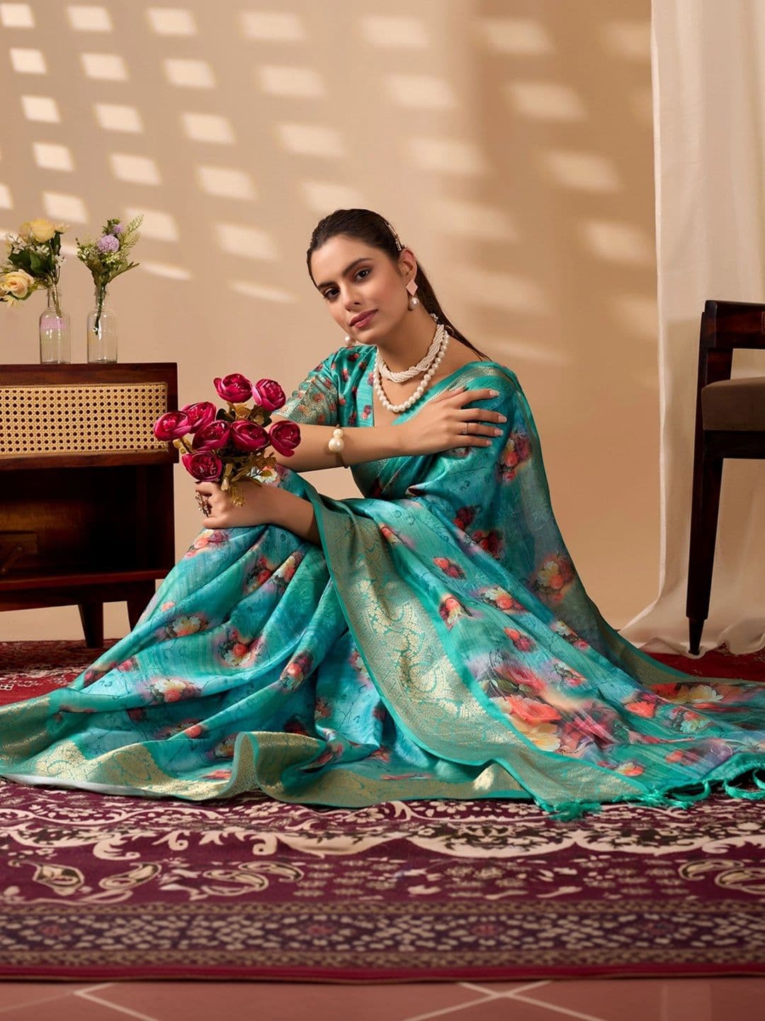 DIVASTRI Floral Zari Silk Blend Designer Saree thumbnail 7