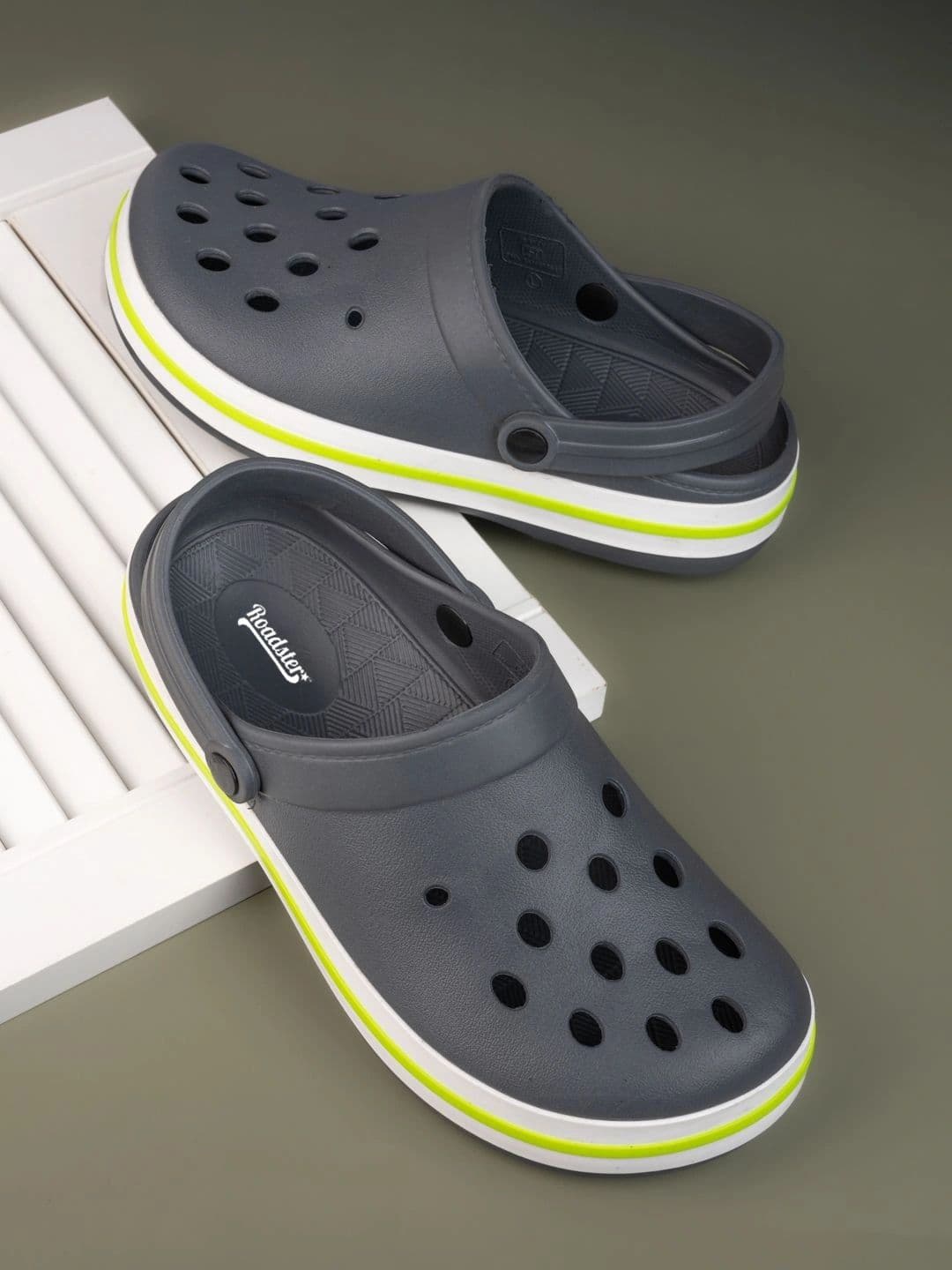 Roadster Men Colourblocked Croslite Clogs thumbnail 2