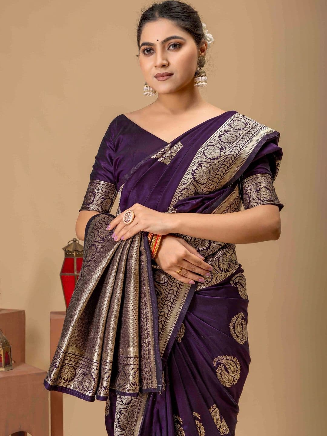 UMANTA Floral Zari Silk Blend Banarasi Saree thumbnail 4
