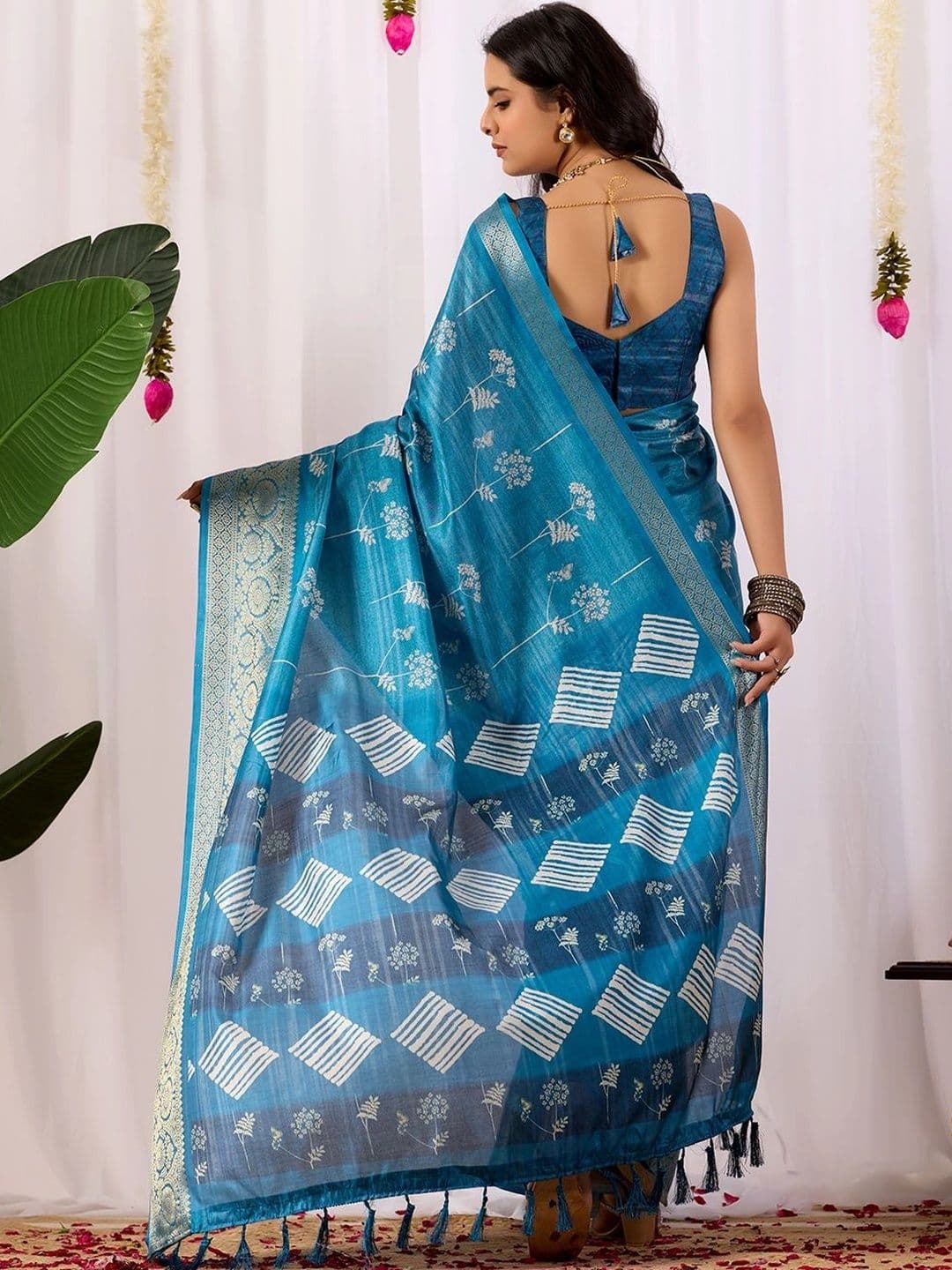 DIVASTRI Floral Zari Silk Blend Designer Saree thumbnail 3