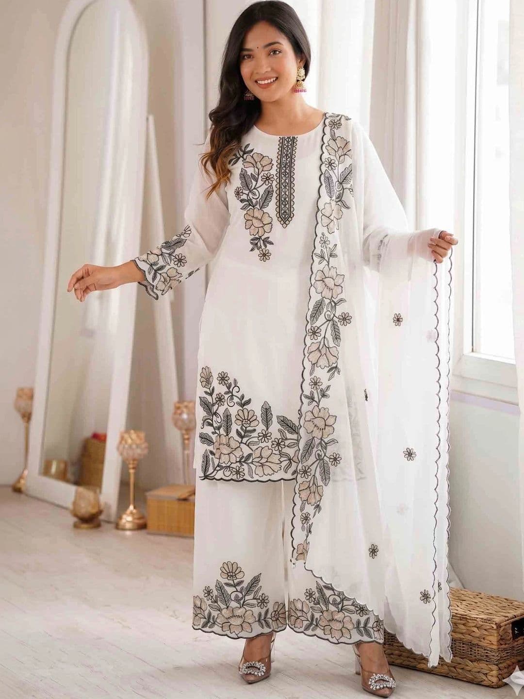 Soldlook Women Floral Embroidered Regular Thread Work Kurta with Palazzos & With Dupatta - view 1