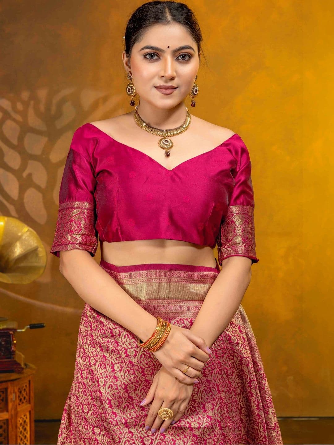 UMANTA Woven Design Zari Silk Blend Banarasi Saree thumbnail 5