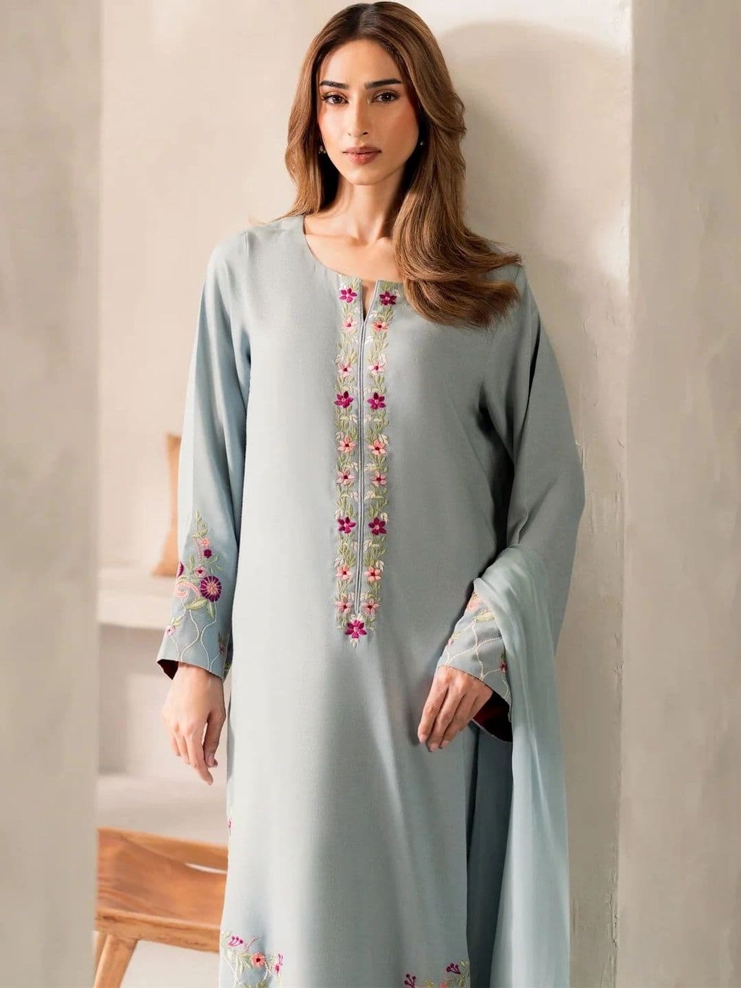 Tankori Women Floral Embroidered Regular Thread Work Chanderi Silk Kurta with Trousers & With Dupatta thumbnail 6