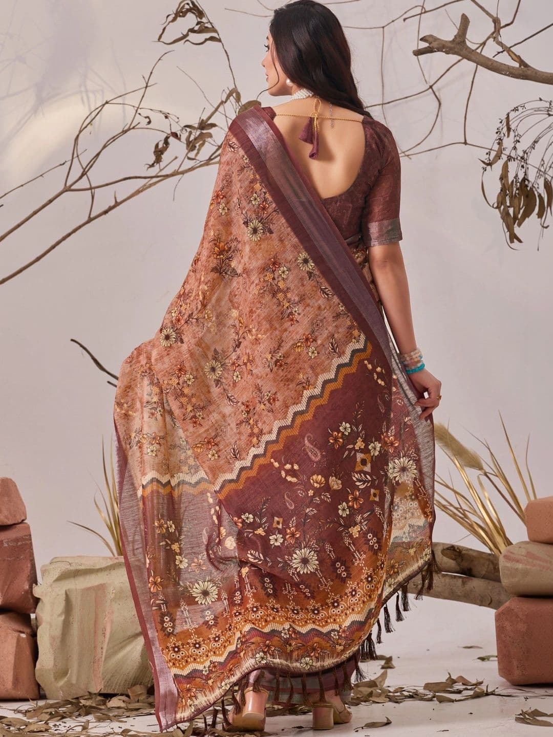DIVASTRI Floral Linen Blend Designer Saree thumbnail 4