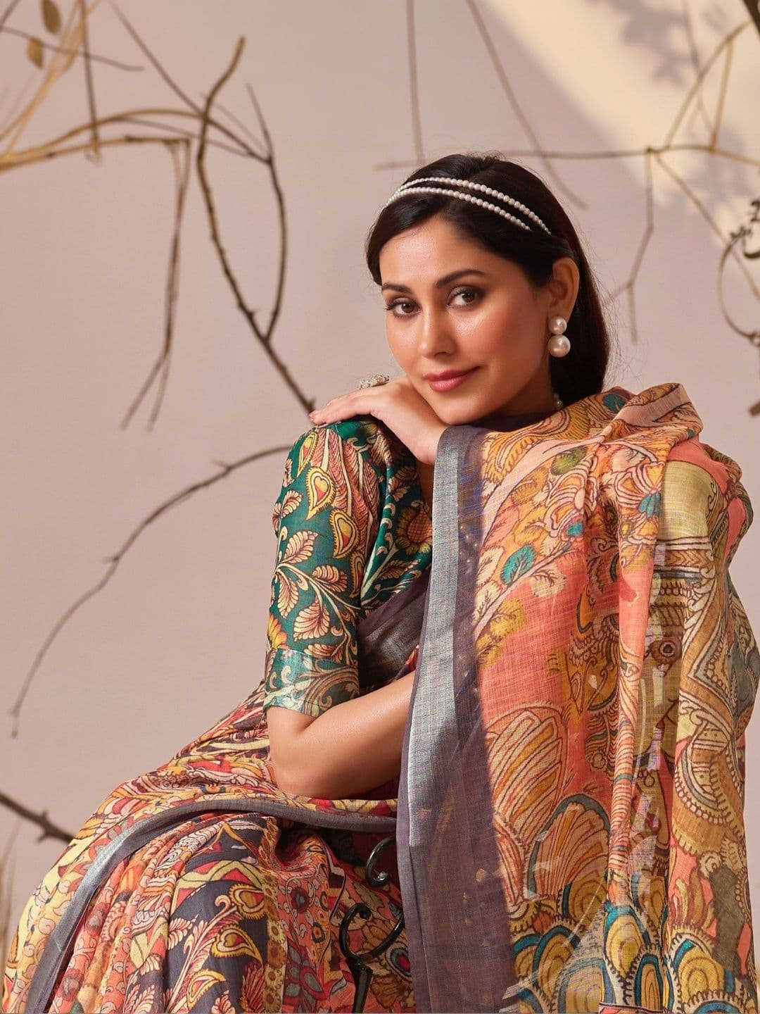 DIVASTRI Ethnic Motifs Zari Linen Blend Designer Patola Saree thumbnail 3