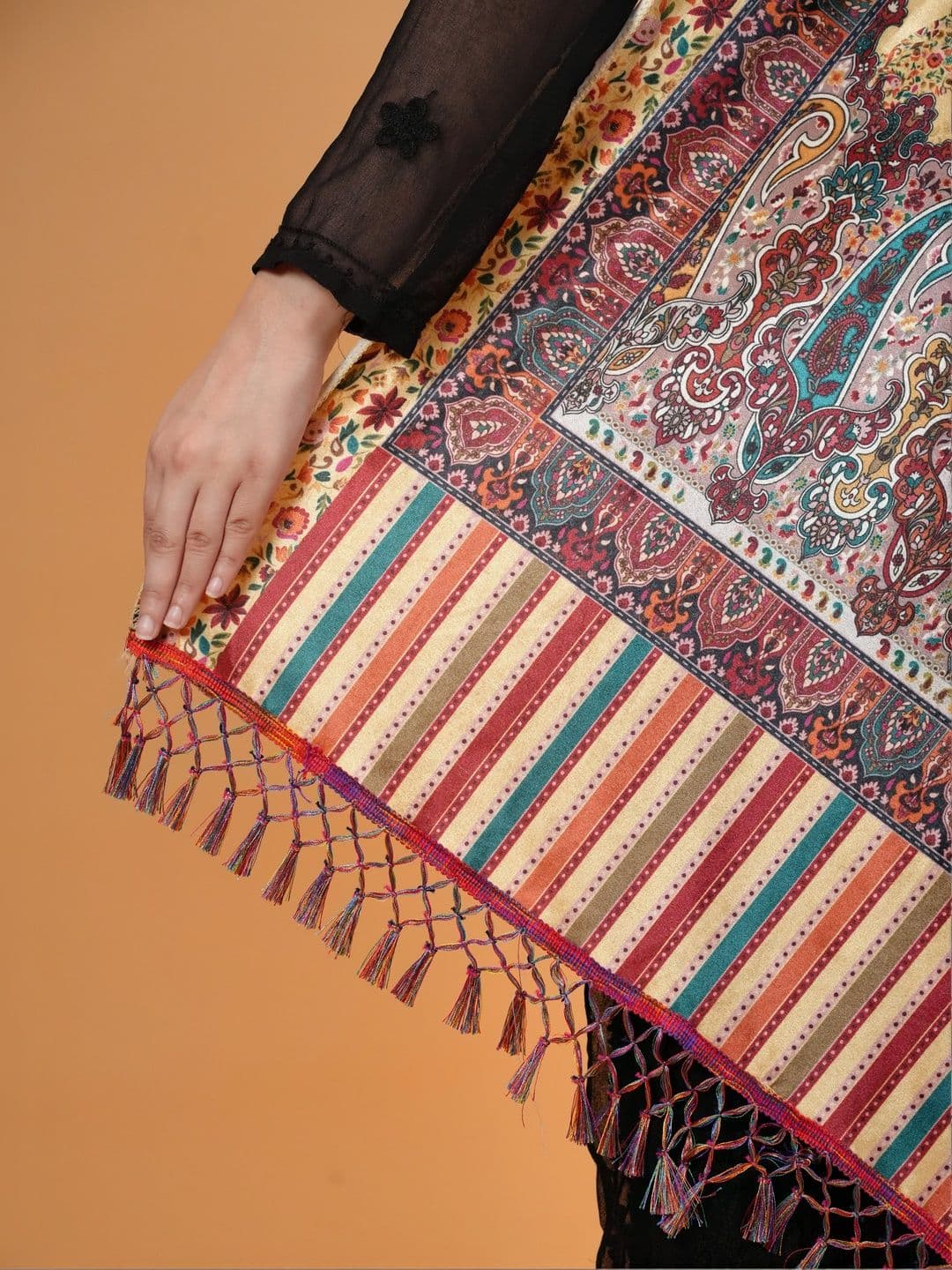 SHIFNEEN Women Paisley Printed Velvet Shawl thumbnail 4