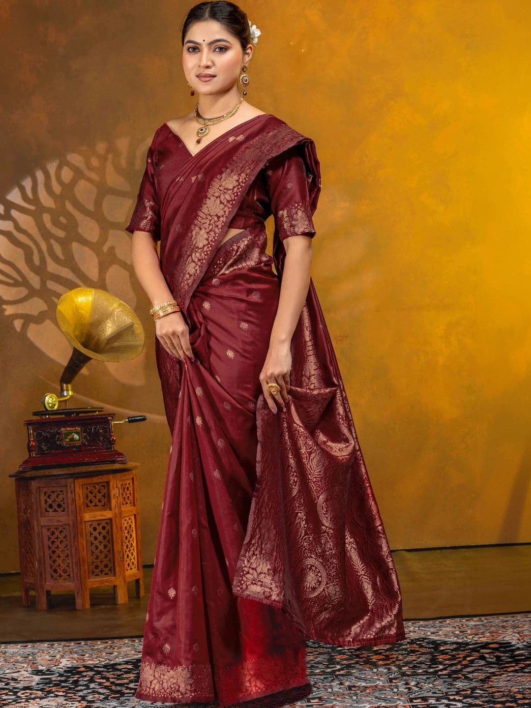 UMANTA Woven Design Zari Silk Blend Banarasi Saree thumbnail 2