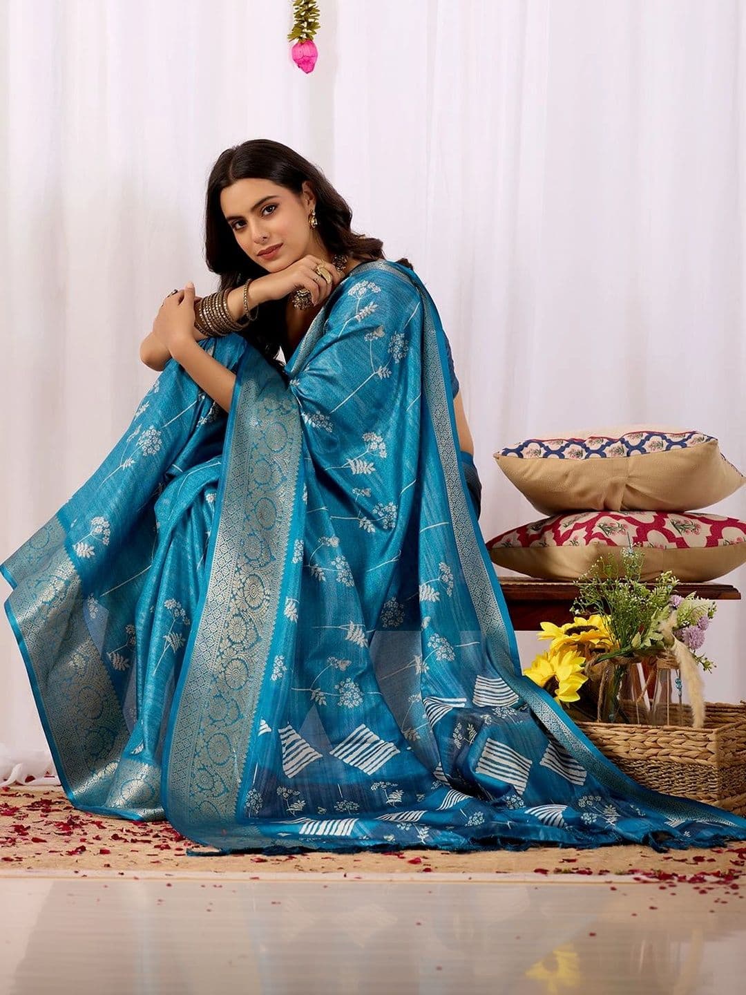 DIVASTRI Floral Zari Silk Blend Designer Saree thumbnail 2