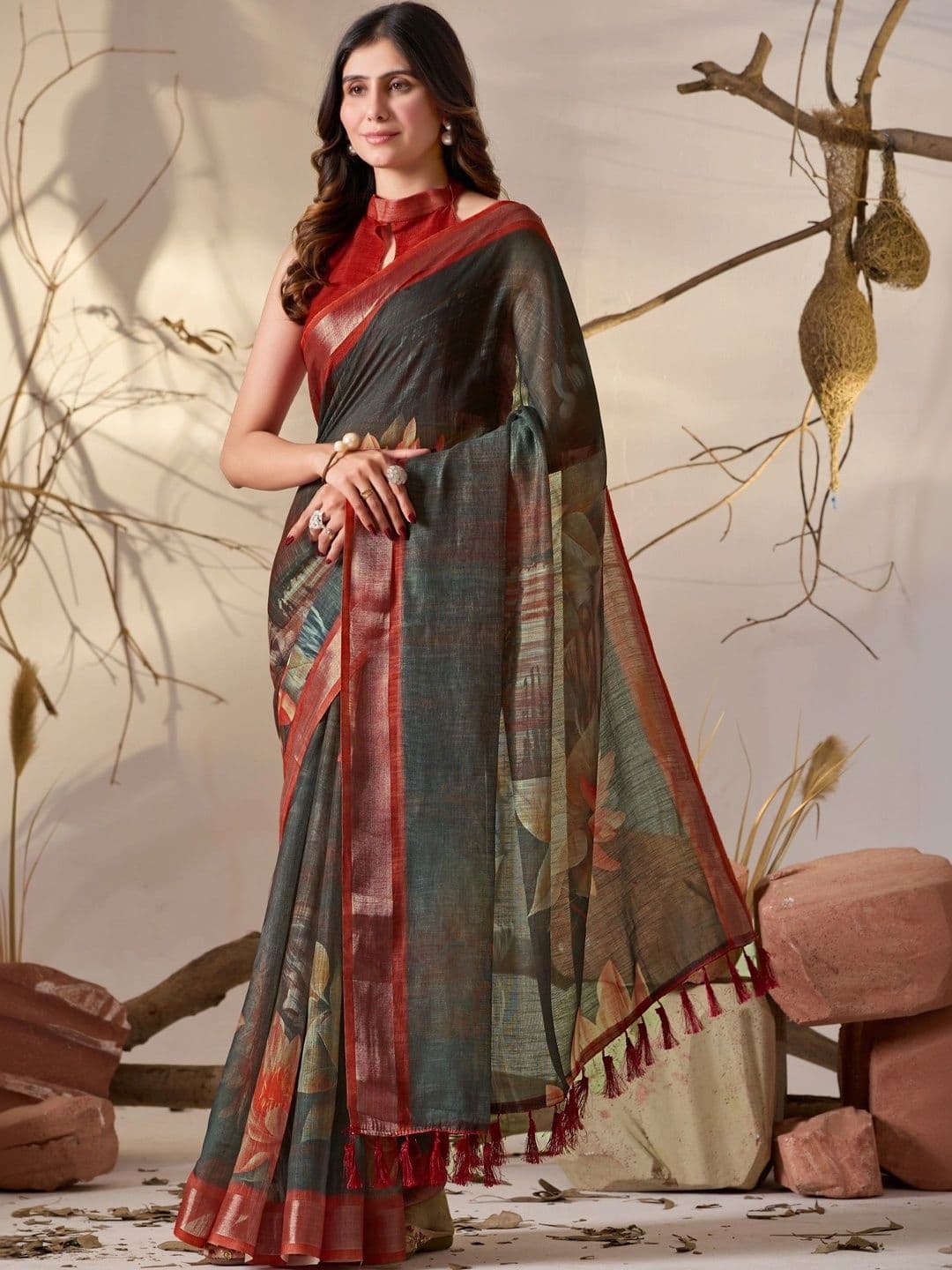 DIVASTRI Floral Zari Linen Blend Designer Saree thumbnail 5