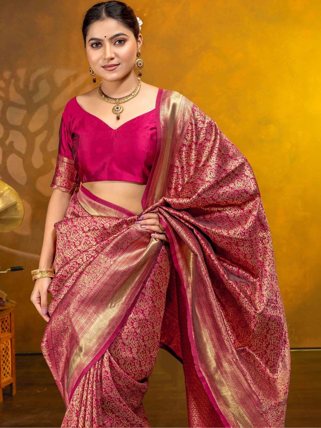UMANTA Woven Design Zari Silk Blend Banarasi Saree thumbnail 6