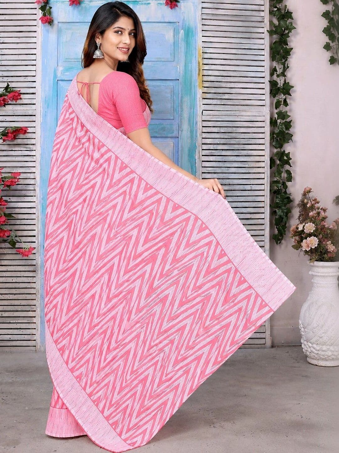 NARIVESH TRENDS Poly Georgette Saree thumbnail 2