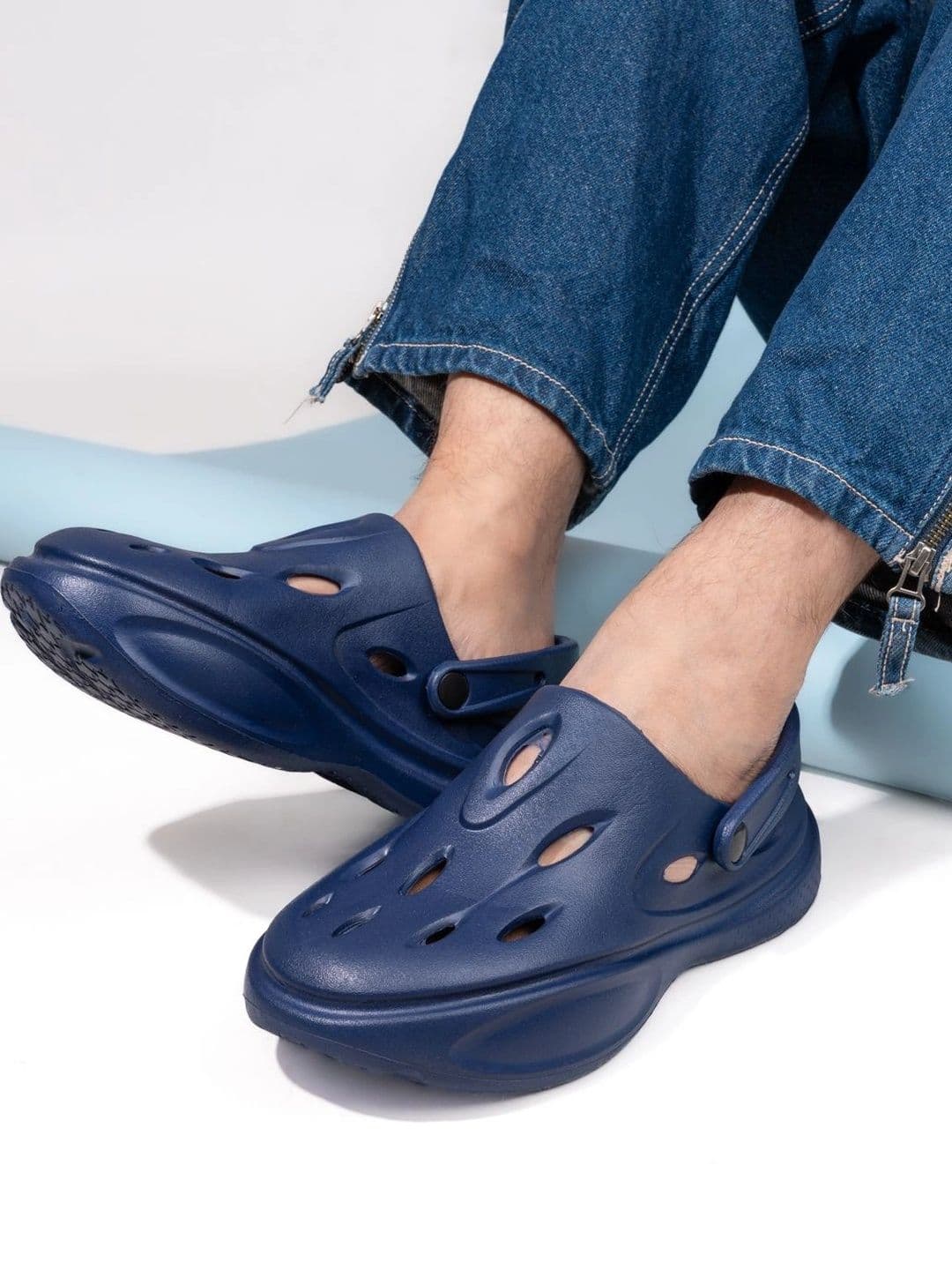 Roadster Men Comfort Lightweight Clogs  With Back Strap thumbnail 3