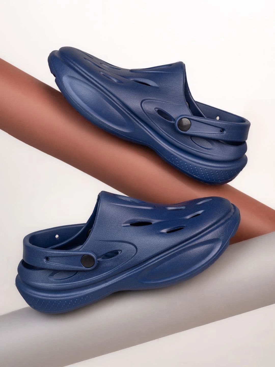 Roadster Men Comfort Lightweight Clogs  With Back Strap thumbnail 6