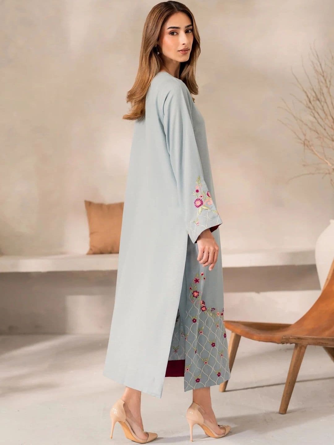 Tankori Women Floral Embroidered Regular Thread Work Chanderi Silk Kurta with Trousers & With Dupatta thumbnail 6