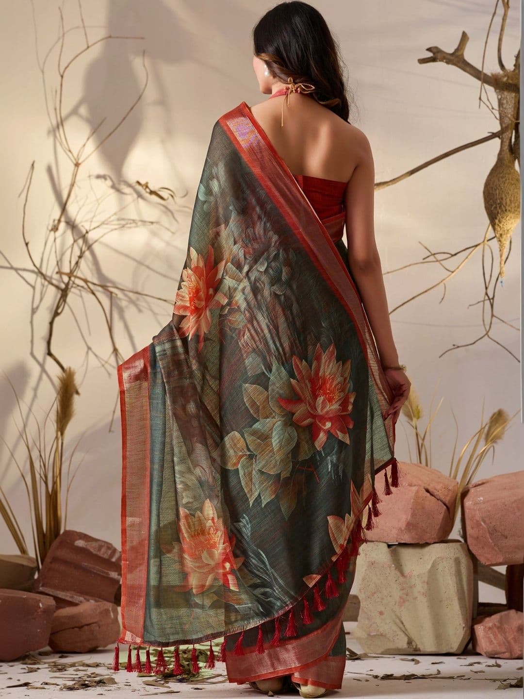 DIVASTRI Floral Zari Linen Blend Designer Saree thumbnail 2