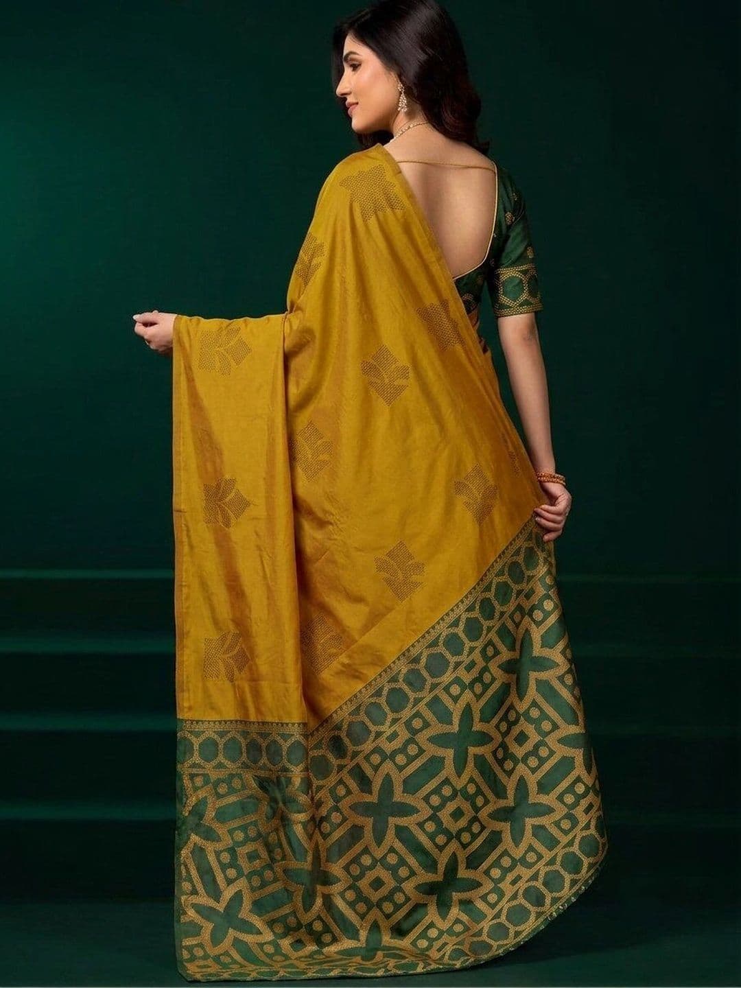 UMANTA Woven Design Zari Silk Blend Banarasi Saree thumbnail 2