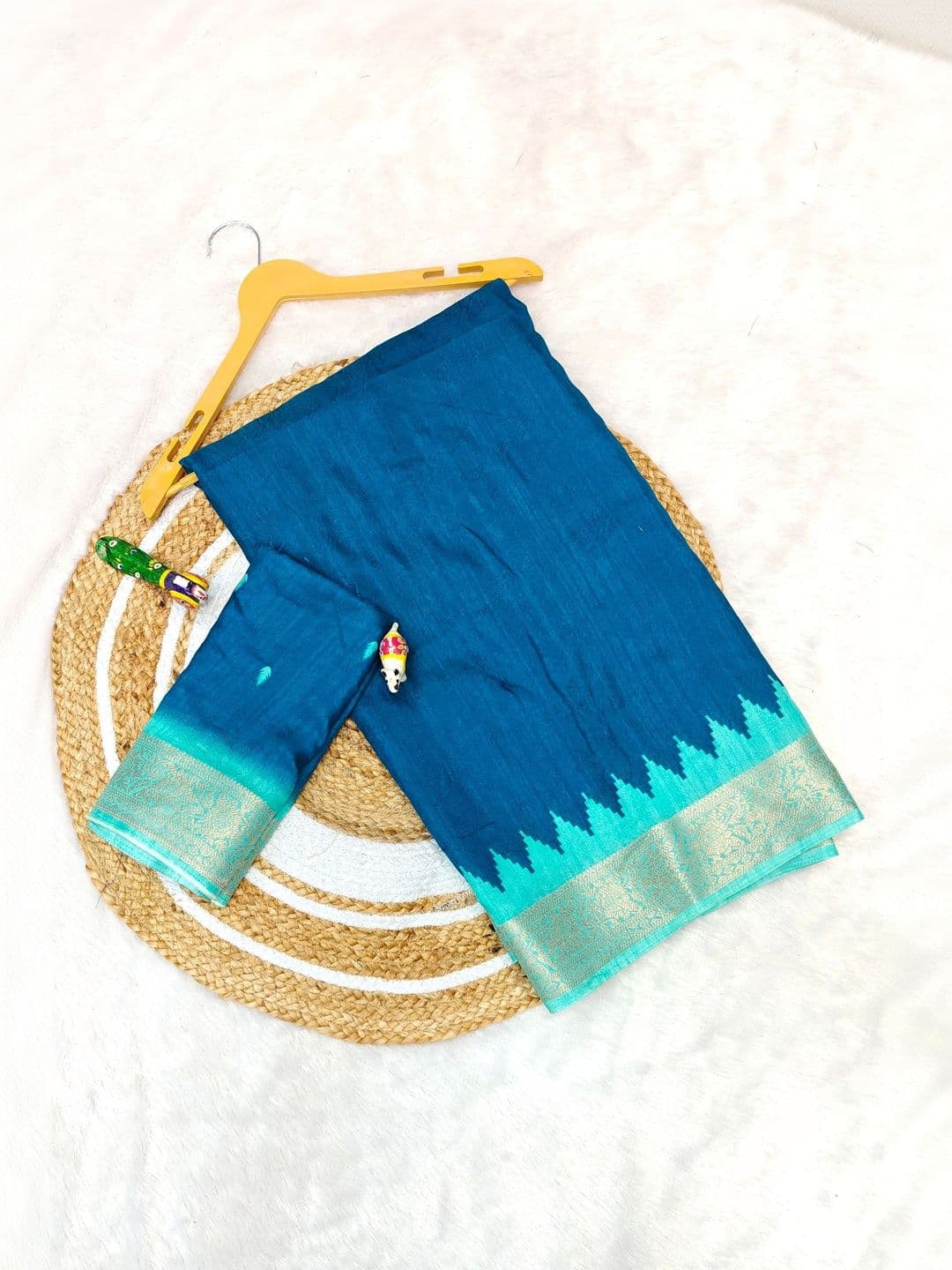 NARIVESH TRENDS Saree thumbnail 3