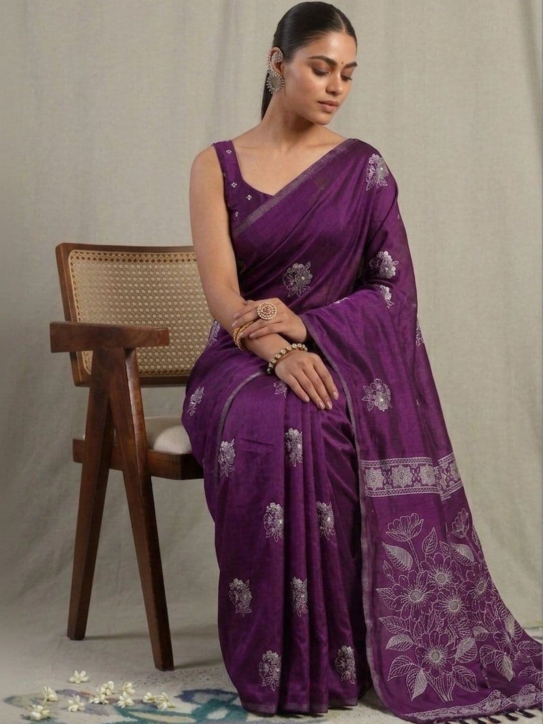UMANTA Floral Embroidered Silk Blend Banarasi Saree thumbnail 6