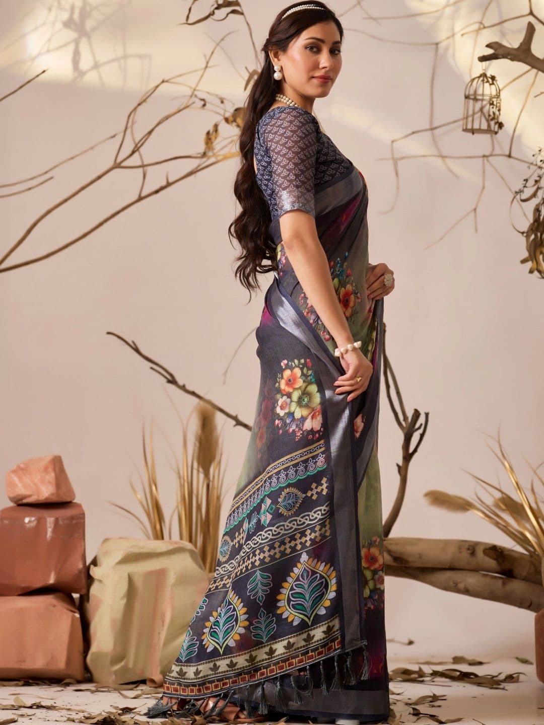 DIVASTRI Floral Zari Linen Blend Designer Patola Saree thumbnail 6