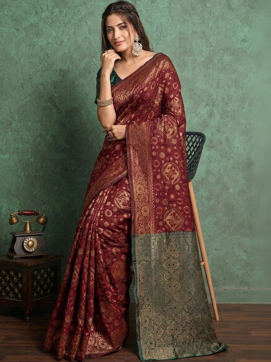 UMANTA Floral Zari Silk Blend Banarasi Saree thumbnail 5