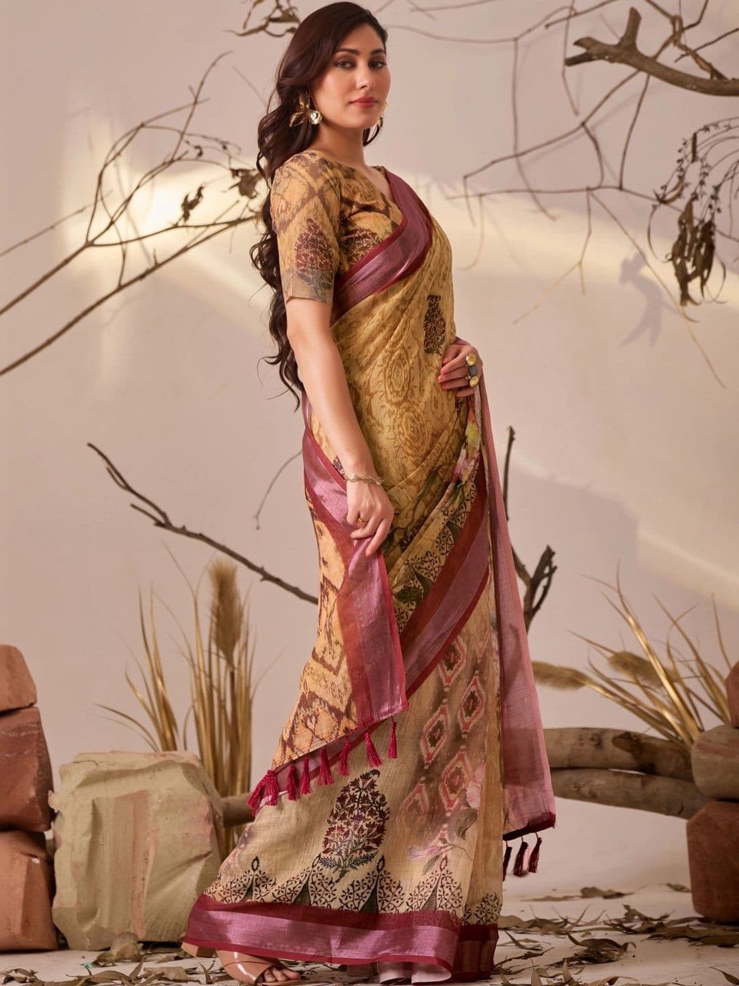 DIVASTRI Floral Linen Blend Designer Patola Saree thumbnail 3