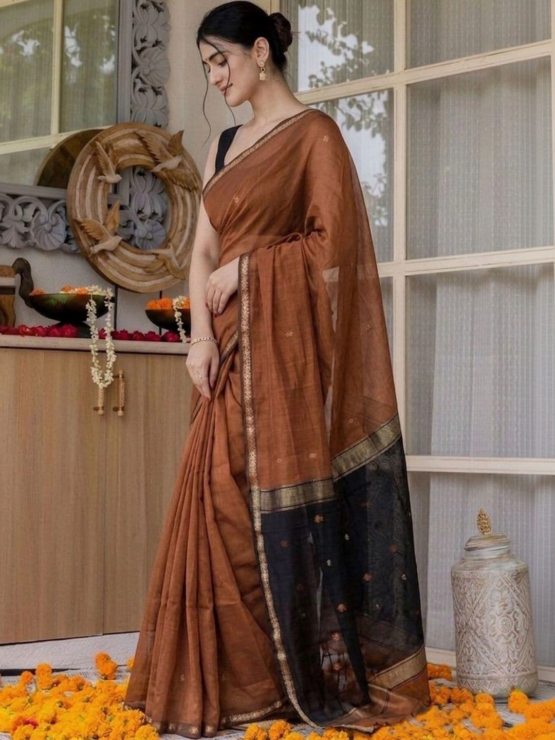 UMANTA Ethnic Motifs Silk Blend Banarasi Saree thumbnail 2
