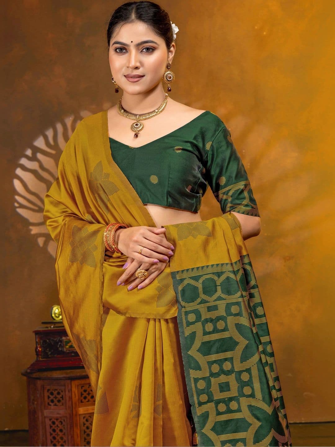 UMANTA Woven Design Zari Silk Blend Banarasi Saree thumbnail 2