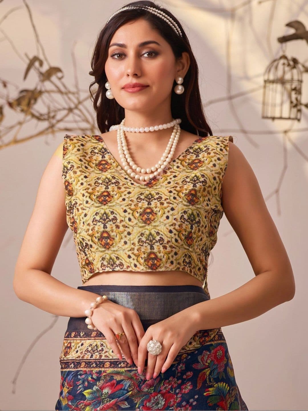DIVASTRI Paisley Zari Linen Blend Designer Patola Saree thumbnail 2