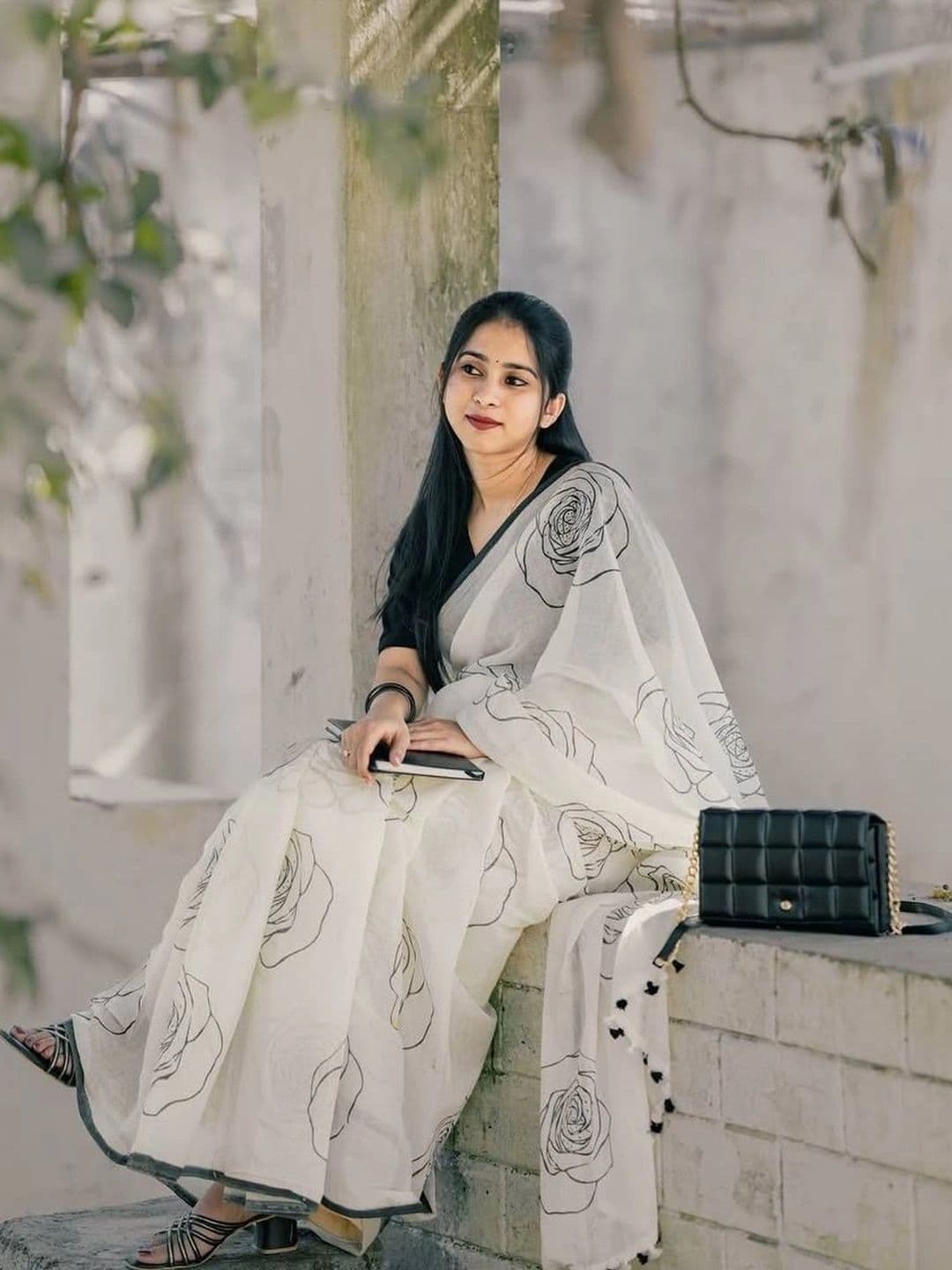 saneria silk Floral Linen Blend Taant Saree thumbnail 4