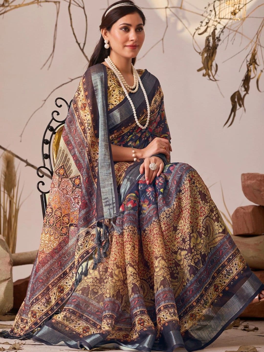 DIVASTRI Paisley Zari Linen Blend Designer Patola Saree thumbnail 3
