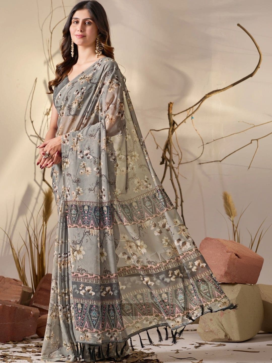 DIVASTRI Floral Poly Georgette Designer Saree thumbnail 3