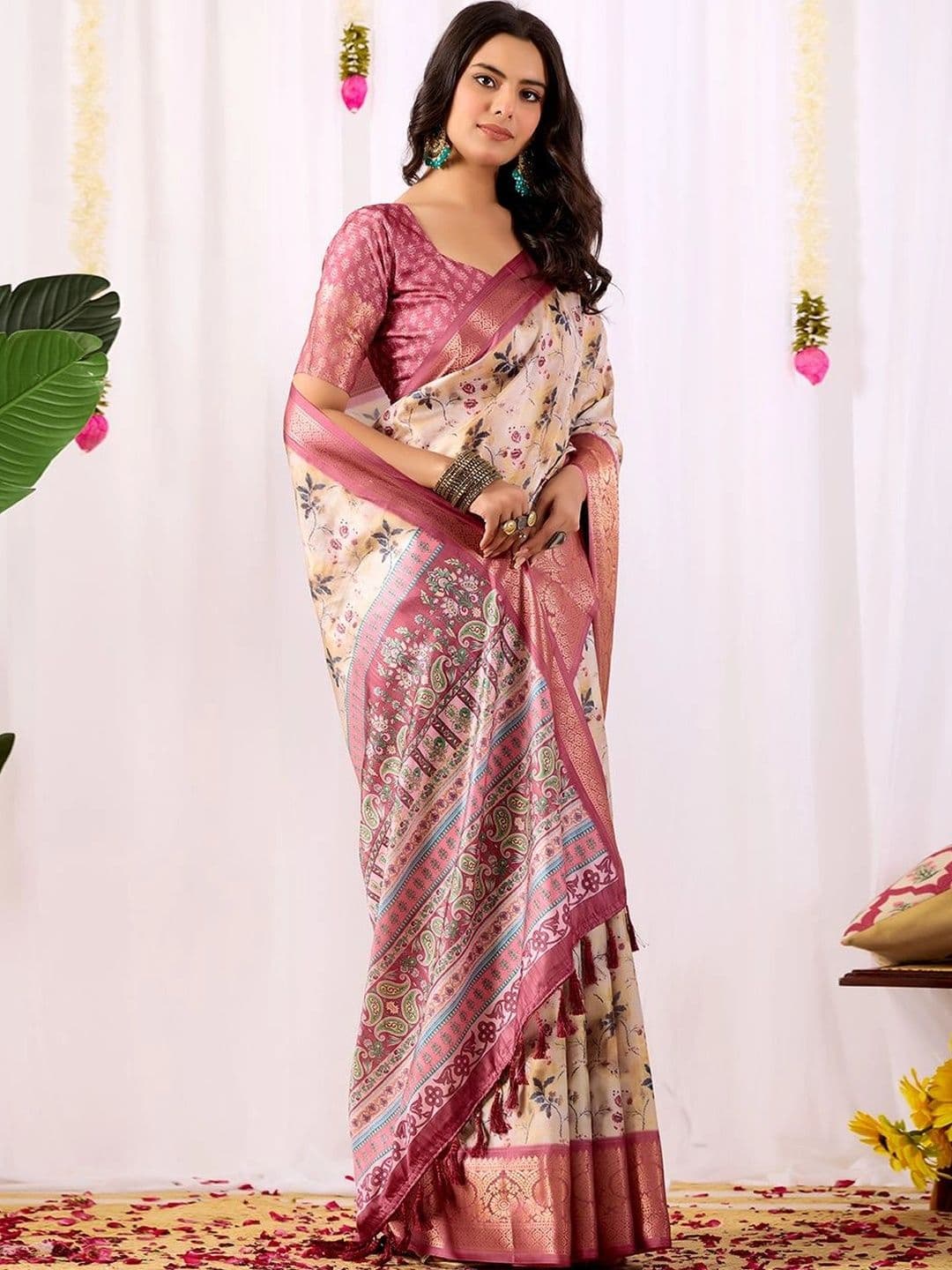 DIVASTRI Floral Zari Silk Blend Designer Saree thumbnail 3