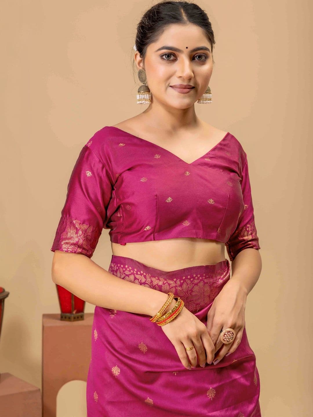 UMANTA Woven Design Zari Silk Blend Banarasi Saree thumbnail 4