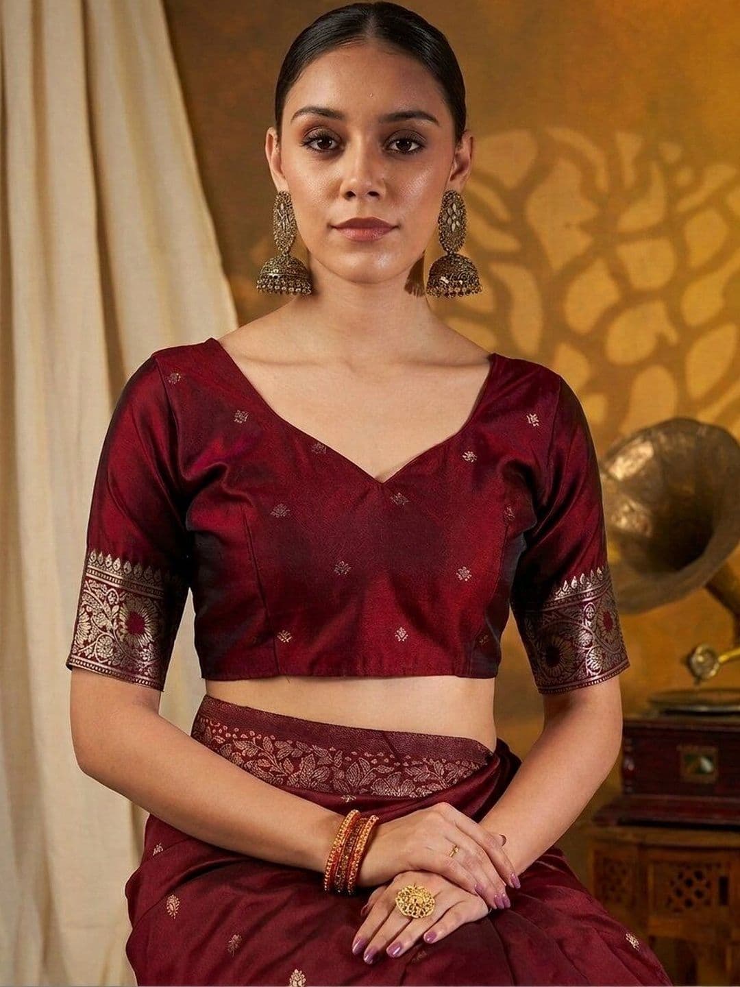 UMANTA Woven Design Zari Silk Blend Banarasi Saree thumbnail 3