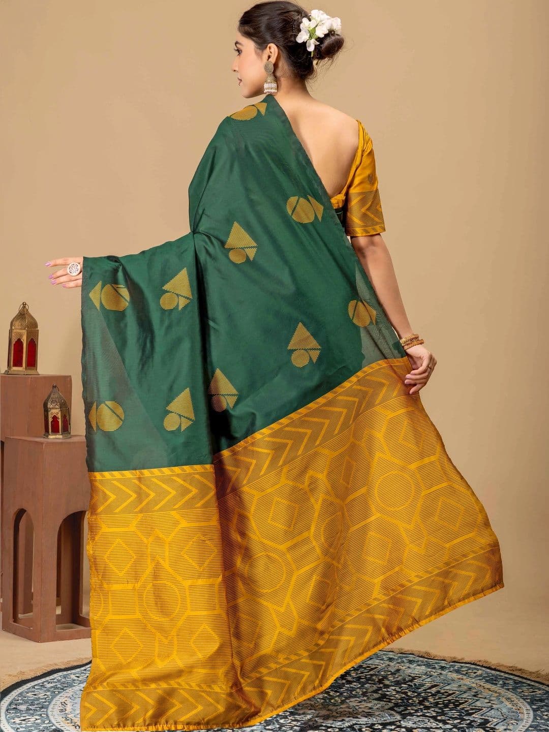 UMANTA Woven Design Zari Silk Blend Banarasi Saree thumbnail 3