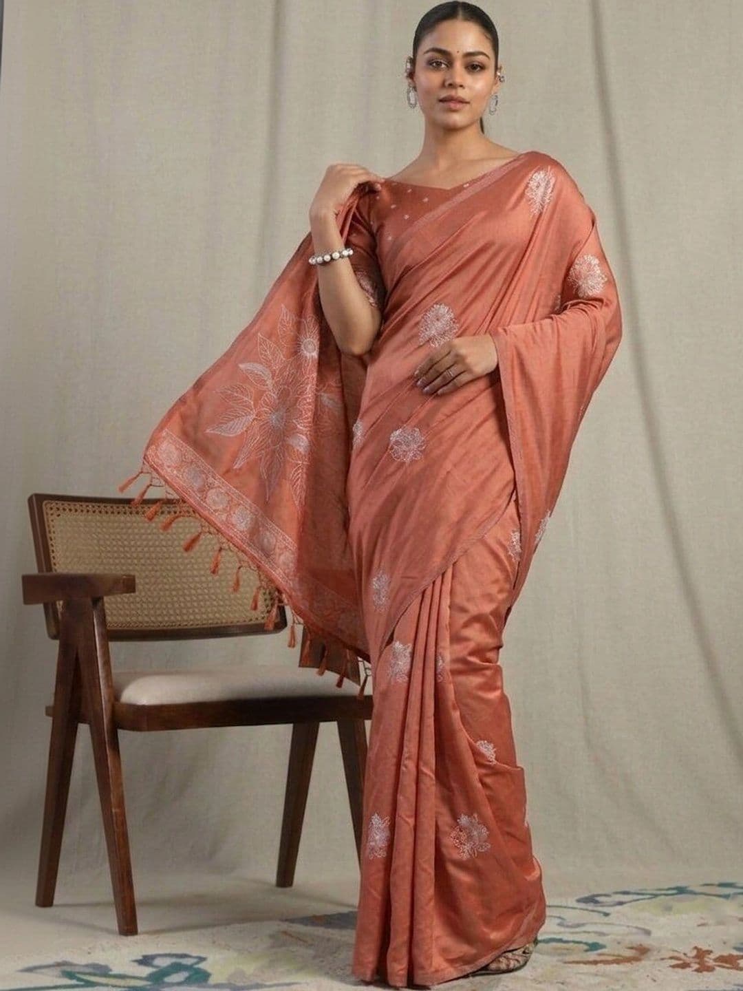 UMANTA Floral Embroidered Silk Blend Banarasi Saree thumbnail 3