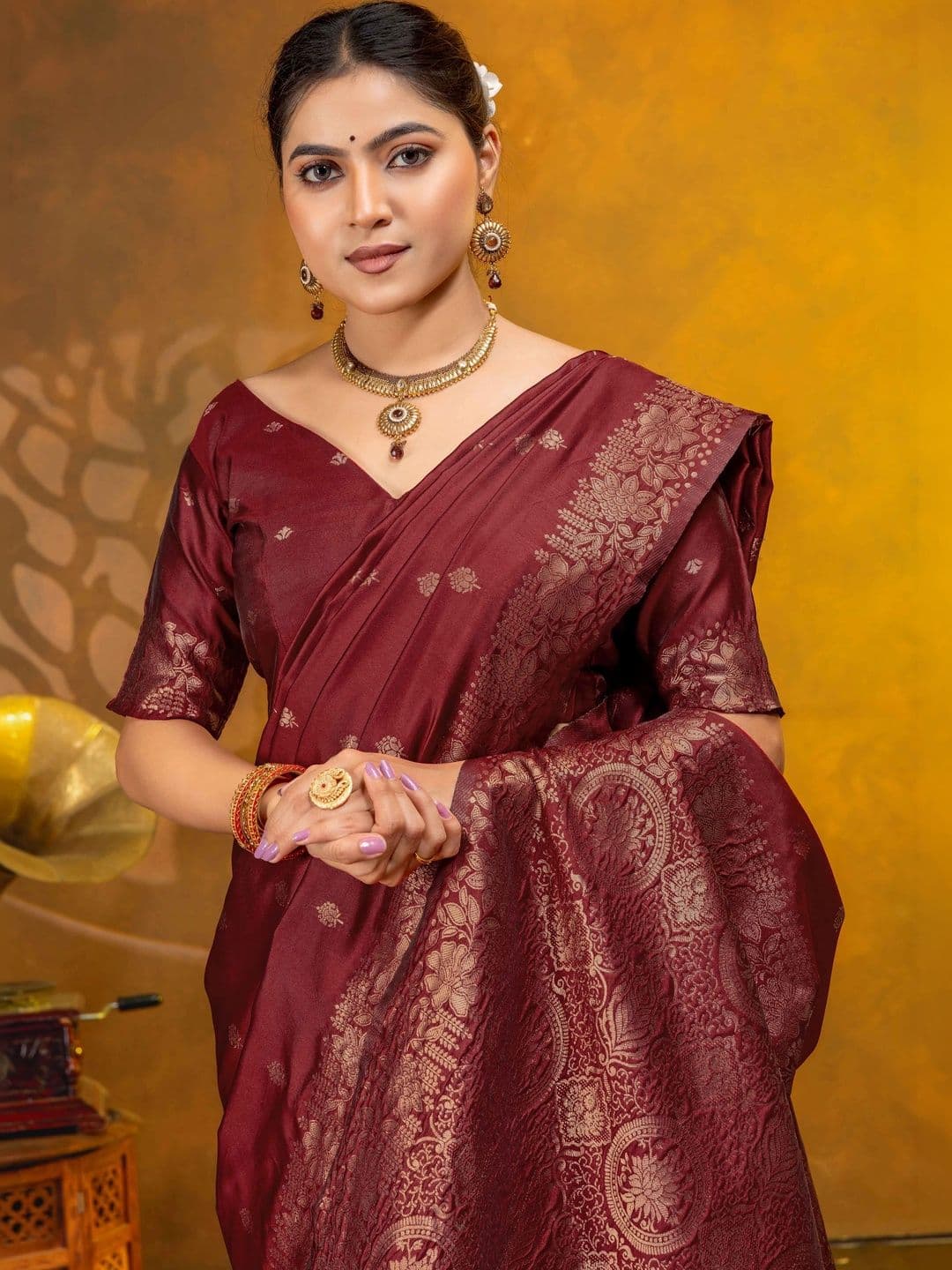 UMANTA Woven Design Zari Silk Blend Banarasi Saree thumbnail 5
