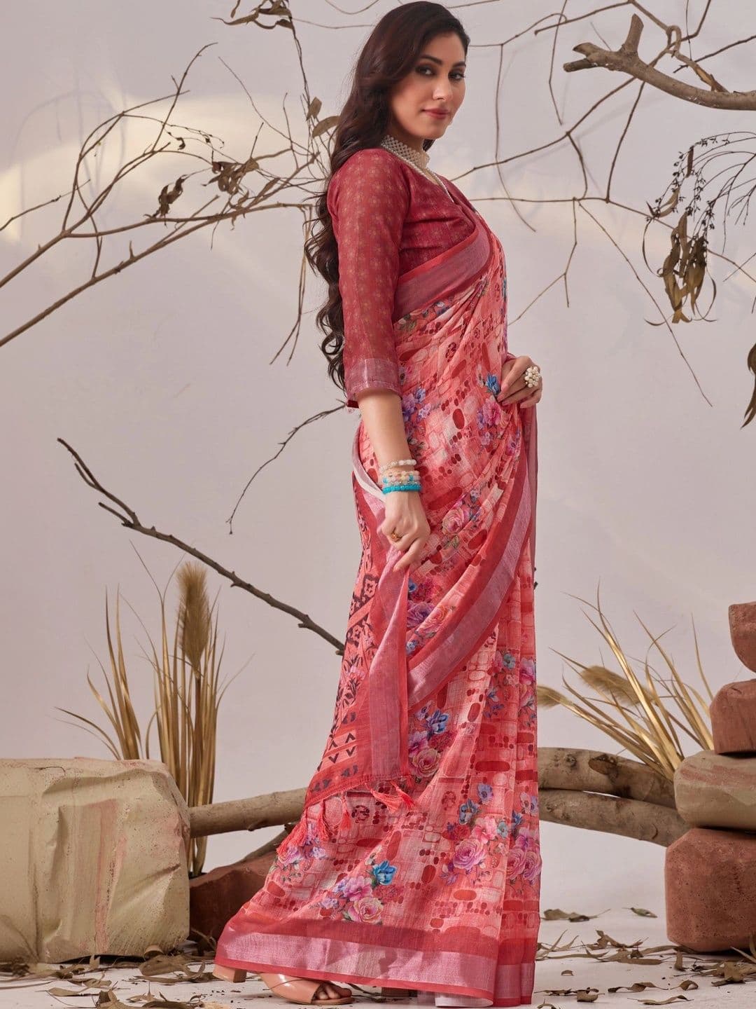 DIVASTRI Floral Linen Blend Designer Saree thumbnail 2
