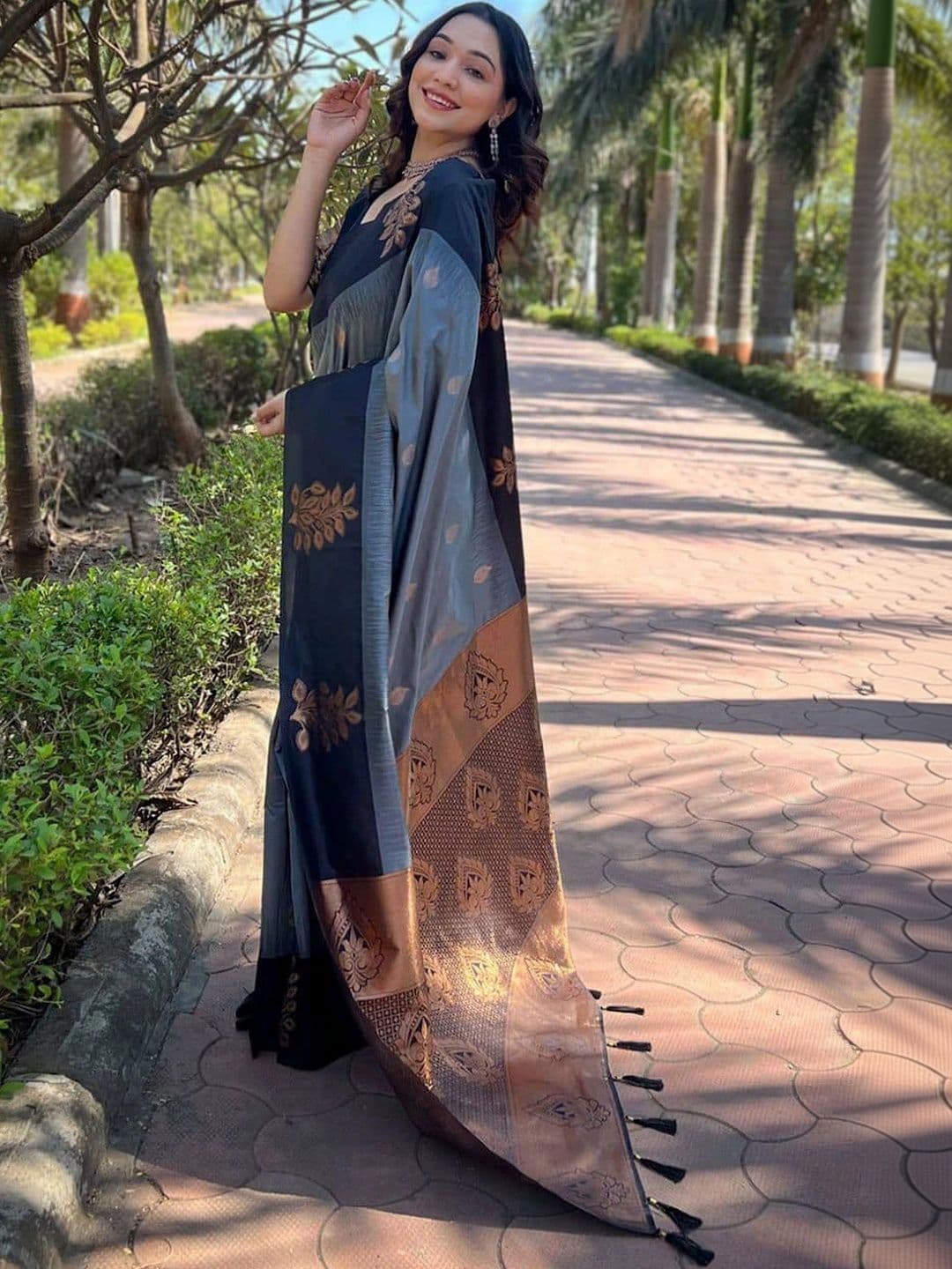 NARIVESH TRENDS Woven Design Zari Silk Cotton Saree thumbnail 4